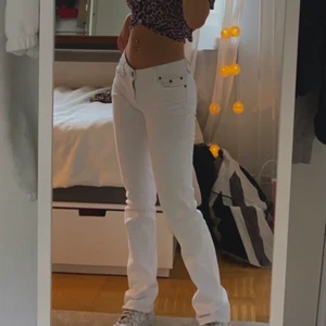 Vita lågmidjade flare jeans - Vita, lågmidjade, flare/bootcut jeans jag hittade på second hand💞 Storlek XS, säljer då dom tyvärr inte kommer till användning särskilt mycket.