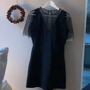 Klänning från zara - Klänning använd 3 gånger. Super lyxig! Perfekt till jul & nyår! 