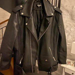 Skinnjacka från missguided  - En supersnygg skinnjacka från missguided i storlek 40. Köpte jackan för 2 månader sen och säljes pga flytt. Jackan är i nyskick 