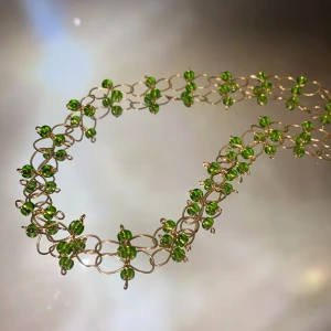 Halsband - Ett handgjort halsband av metall med gröna glaspärlor🌟 kan förlänga det efter önskemål och frakten ingår i priset❣️