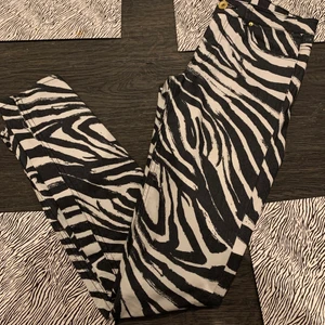 SÅÅ COOLA JEANS 🖤🖤 - Såååå snygga