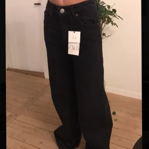 Snygga jeans från zara - Snygga Jean från zara som jag köpt av en annna säljare på Plick för 370kr. Tyvärr va de för små. Är i storlek 32 och hon jag köpte av sa att de passa 36 men skulle säga att de passar 32-34