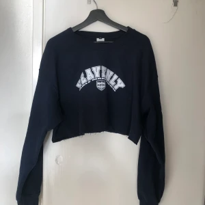 Crop top - Crop top, söt croppad tröja som är lite tjockare. Skulle inte säga att tröjan sitter som storlek XL. Jag har vanligt vid S i mina tröjor och den sitter bra på mig. 