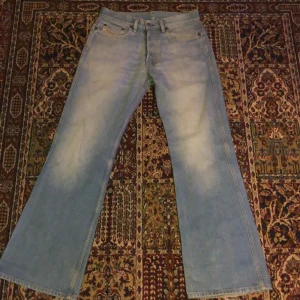 Diesel jeans - (Frakten är inräknad i priset) Köpte dessa najs retro diesel jeansen på en secondhandbutik för ca ett år sen och har aldrog använt dom för de är för stora för mig. Dom är ganska långa, vida/utsvängda och har lite slitningar längst ner, skulle säga att dom passar som storlek m . Har ni mer frågor äre bara att meddela jag svarar ganska snabbt😋 