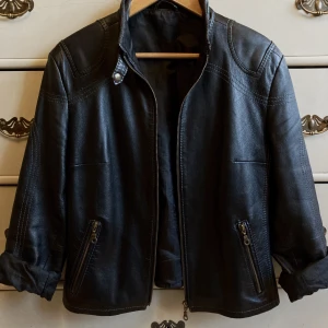 Skinnjacka  - Äkta skinnjacka, jätte skön!!! 