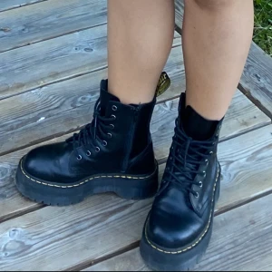 Dr Martens Jadon - Det har blivit dags för mig att göra mig av med mina älskade Dr. Martens Jadon skor. Dom är köpta förra vintern men är sparsamt använda då dom är för stora för mig.. dom är storlek 39, jag hade behövt 38 som jag vanligtvis har. Dom är köpta på boozt för 2200kr. Kartongen finns kvar.