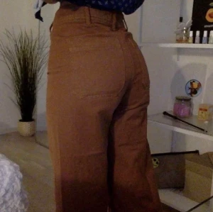 Bruna jeans - Högsta bud: 240kr ✨ (lägger upp igen för alla chatter på förra annonsen laggar för mig) Bruna vida jeans från h&m. Nypris 500kr. Strl 34. Jag e 164 cm lång (min kamera strular så kunde inte ta alla bilder med mobilen) Innerbensmått ca 75cm, midjemått va skitsvårt att mäta men ca 66cm!