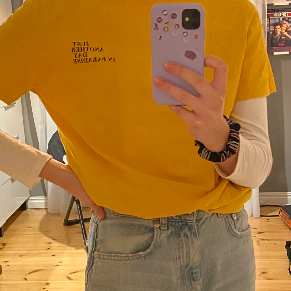 Cool gul tröja med tryck på ryggen som tyvärr inte kommer till användning. Den är från märket Pier One och är endast använt ett fåtal gånger, skriv vid frågor💕. T-shirts.