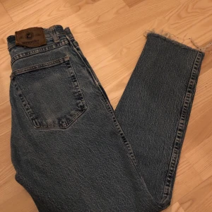 Wrangled mom jeans 🤍 - Thriftade jeans från Humana, aldrig använda och i fint skick fortfarande! Sjukt fin vintage färg, dom passar om storlek 23-25 & den går till skorna för mig som är 163 🤍 Frakt kostar 59kr!