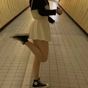 Jättegullig kjol  - Jättefin kjol, liknar lite en tenniskjol. Jätteskönt och mjukt material! Vitt tyg men man ser inte alls igenom även när solen ligger på. Passar verkligen till alla outfits:)