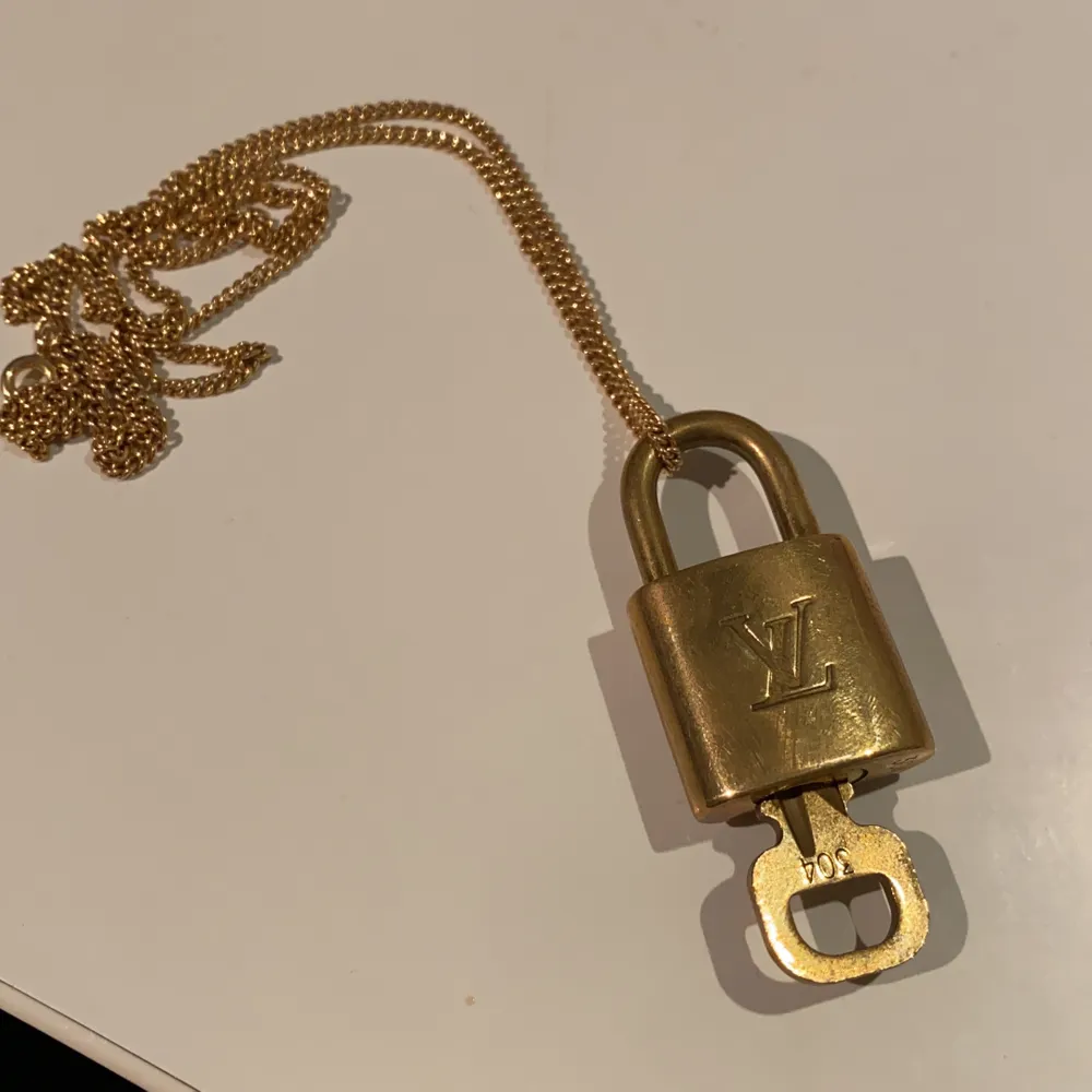 Äkta Louis Vuitton lås, väl använt (köpt begagnat). Med nyckel och kedjan ingår (köparen står för frakt). Accessoarer.