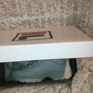 fila skor  - helt oanvända fila skor i stl 38 bara testad i butik. nypris i butik 900kr. kan mötas upp i göteborg