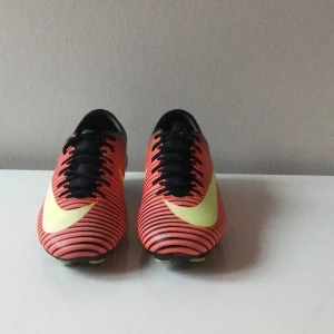 Fotbolls skor Nike Mercurial  - Hej! Jag tänkt sälja mina Nike Mercurial fotbolls  skor eftersom jag slutade på fotboll och så har ingen nytta för dessa skor. Och jag tänkte då då är det lika bra att sälja dom dom är använda 5-10 gånger och är i perfekt skick! Skokartong kommer med. 199kr + frakt!