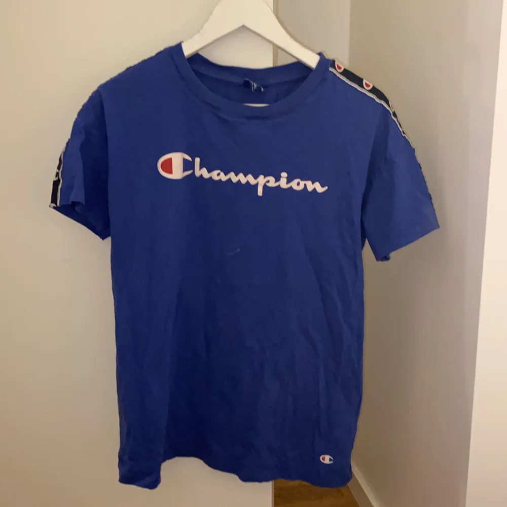 Blå t-shirt ifrån Champion i storlek Small. Fint skick men ganska använd.. T-shirts.