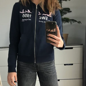 Bondelid hoodie - Säljer nu min bondelid tröja🧚🧚har använt den två gånger och är som helt ny, storlek xs marinblå.             Pris kan diskuteras