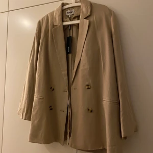 Blazer från Weekday - Helt oanvänd med prislappen kvar 🥰 Något tunnare i materialet och den har en oversize fit 🥰