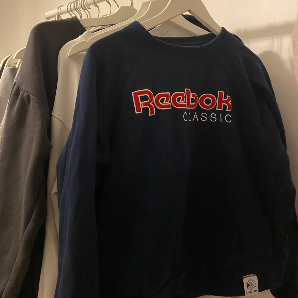 reebok sweatshirt, äldre modell, köpt för ett par år sedan använd endast fåtal gånger men legat i garderob då jag bytt stil. Budet ligger just nu på: 400 SEK . Tröjor & Koftor.