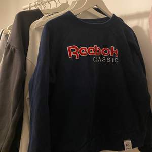 reebok sweatshirt, äldre modell, köpt för ett par år sedan använd endast fåtal gånger men legat i garderob då jag bytt stil. Budet ligger just nu på: 400 SEK 