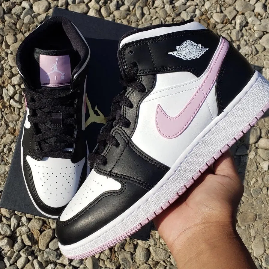 Har Jordan 1 Mid ”Arctic Pink” i flera olika storlekar. Alla är helt nya och kvitto kan bifogas. Skicka ett meddelande om du har frågor eller vill köpa!  Storlekar: 37.5   Pris: 2100 kr/st inklusive frakt . Skor.