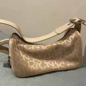 Dkny väska  - Säljer denna fina dkny väska då jag inte får någon användning av den. Den är i jättefint skick!💕 Om flera är intresserade blir det budgivning! Eller köp direkt för 400kr🥰