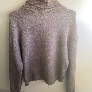 Brun stickad tröja - Brun stickad tröja med polo från h&m. Bra skick men lite nopprig