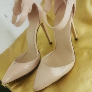Loslandifen märkes pumps nya str 37 - Helt nya Loslandifen pumps i färgen nude i str 37. Oanvända levereras med boxen. Du väljer själv om du vill få dem fraktade eller mötas i stockholm. Nypris 6000 sek 