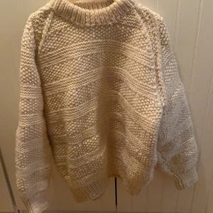 Beyond retro/ original - Tjock stickad ”original” kofta. Köpt på beyond retro, helt oanvänd av mig. Lätt Oversize, bra material tjockt stickad. Varm, väger lite grann men värmer som en jacka! :) då den är väldigt tung föredrar jag att ses och lämna över plagget.