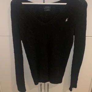 Ralph Lauren V- ringad tröja storlek XS - Ralph Lauren V-ringad tjocktröja. Använd och nopprig. Äkta!