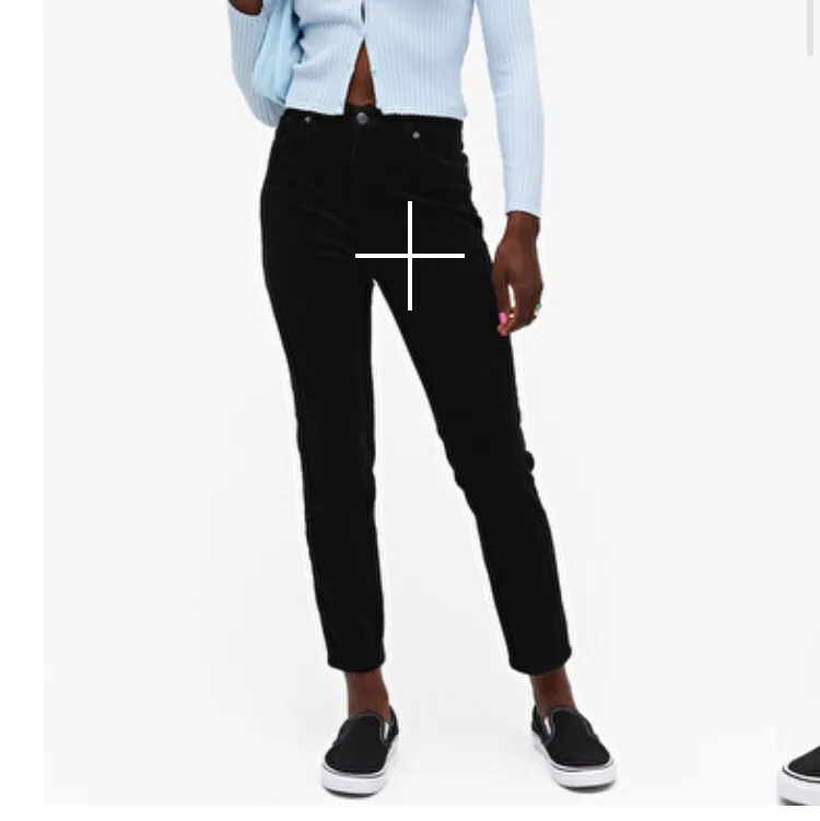 Superfina manchester byxor från monki, aldrig använda! Köpta för 300kr passar xs-m beroende på hur man vill att de ska sitta🤍. Jeans & Byxor.
