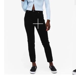 Manchester byxor från monki - Superfina manchester byxor från monki, aldrig använda! Köpta för 300kr passar xs-m beroende på hur man vill att de ska sitta🤍