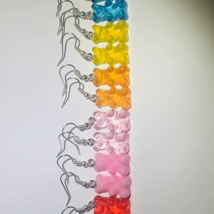 gummibjörnsörhängen💗 - gulliga handgjorda gummibjörnsörhängen i resin, örhängena är nickelfria och oanvända, rengörs också innan de skickas. örhängena finns i  6 olika färger, röd(1par), ”mjölkig”rosa(2par), rosa(5par), orange(2par) gul(3par) och blå(2par) !! det är också möjligt att få de i guld istället för silver, och att lägga till en kedja. 50kr + 11kr frakt eller 2 par valfria örhängen för 100kr inkl frakt. det är bara att höra av dig om du har några frågor eller vill se närmare bilder!!💗