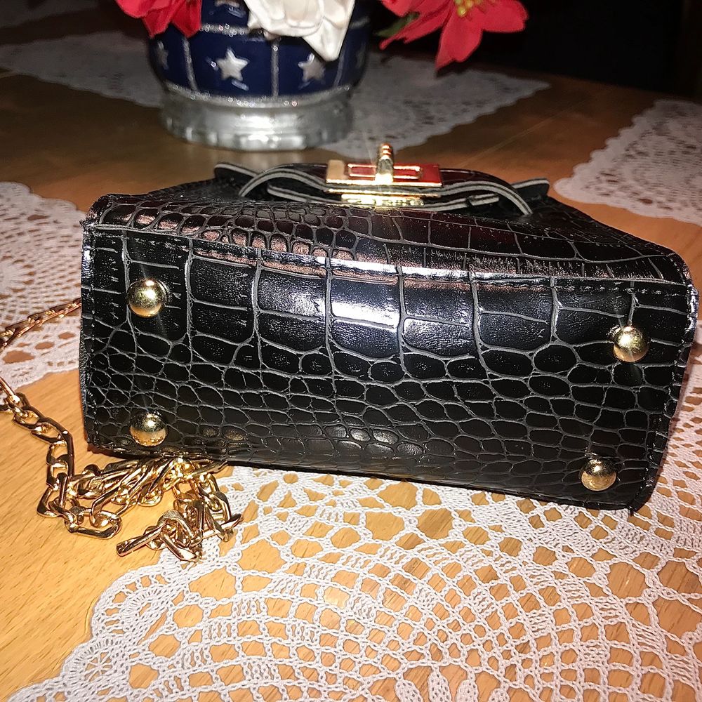 Här har ni en söt mini krokodil svart väska som passar till allt & frakten ingår i priset. (Inga returer). Väskor.