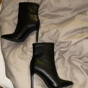 Klackeskor  - Säljer ett par finskor eftersom att dom ej passade mig, bra kvalite! Aldirg använda:) stolek 37 