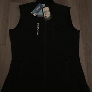 Väst dam - Helt ny väst från Bagheera, storlek xs.                           Alla lappar kvar.