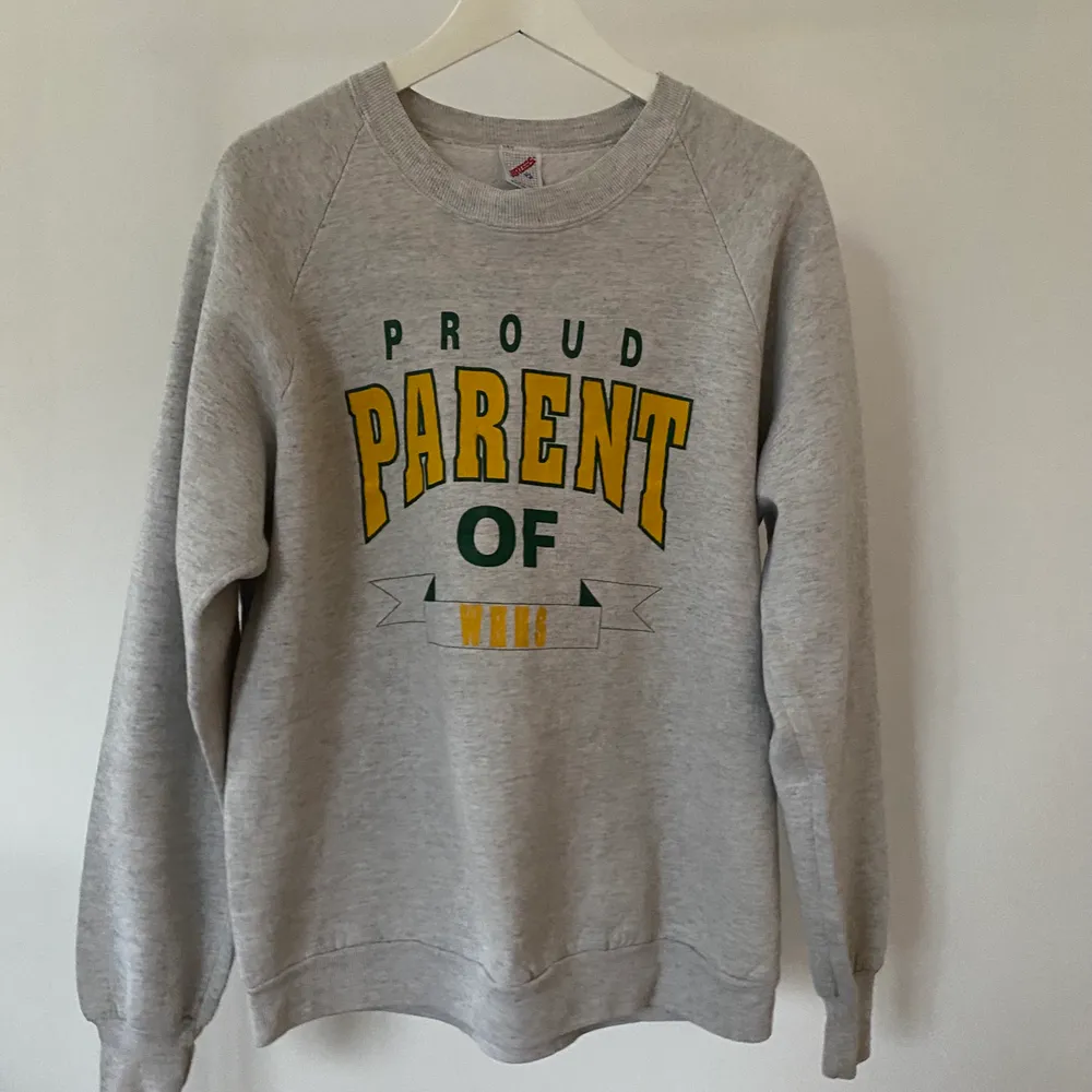 90’s vintage sweater, bra vintage skick i storlek M ⚡️ bud från 500, säljes Direkt för 600 (+ frakt 63 kronor) . Hoodies.