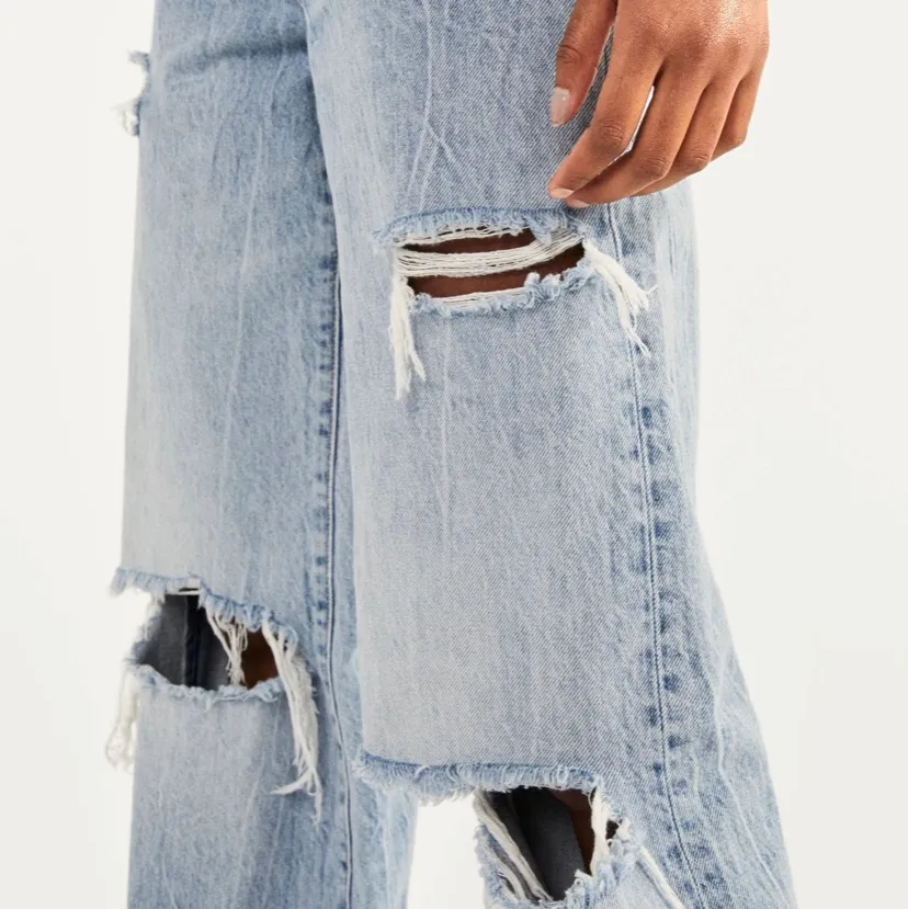 Säljer dessa helt nya jeans med med prislappen kvar. Helt slutsålda på hemsidan!! säljer då jag råkade köpa 2 istället för 1 par. Kan mötas upp i centrala stockholm eller frakta, men då står du såklart för frakten. skriv för mer info!! 💕. Jeans & Byxor.