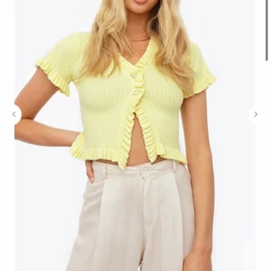 Topp från chiquelle💛💛 - I nyskick, endast använd två gånger. Väldigt bra kvalite på tyget, skönt material och stretchig. Frakt tillkommer💛💚