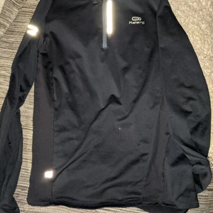 Löpar tröja - Träning/löpare tröja sjukt skön, andas o leder bort svetten försedd med flera reflexer