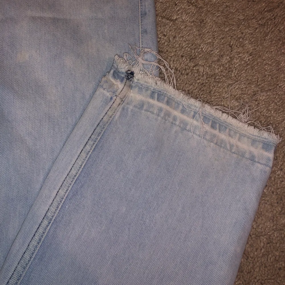Blåa jeans från weekday i modellen ROW, de sitter och ser ut som som sista bilden (inte min bild) men har blekt jeansen så de är ljusare 🌟 de är i fint skick! . Jeans & Byxor.