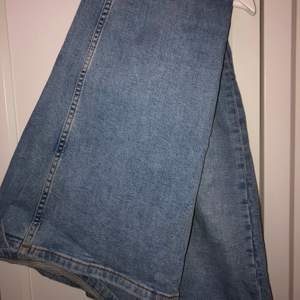 Ljusa jeans från zara i storlek 36 i utsvängd modell. Använda ett par gånger, men tyvärr försmå nu. Nypris: 600 kr men säljer för 150, priset går att diskutera vid intresse:) 