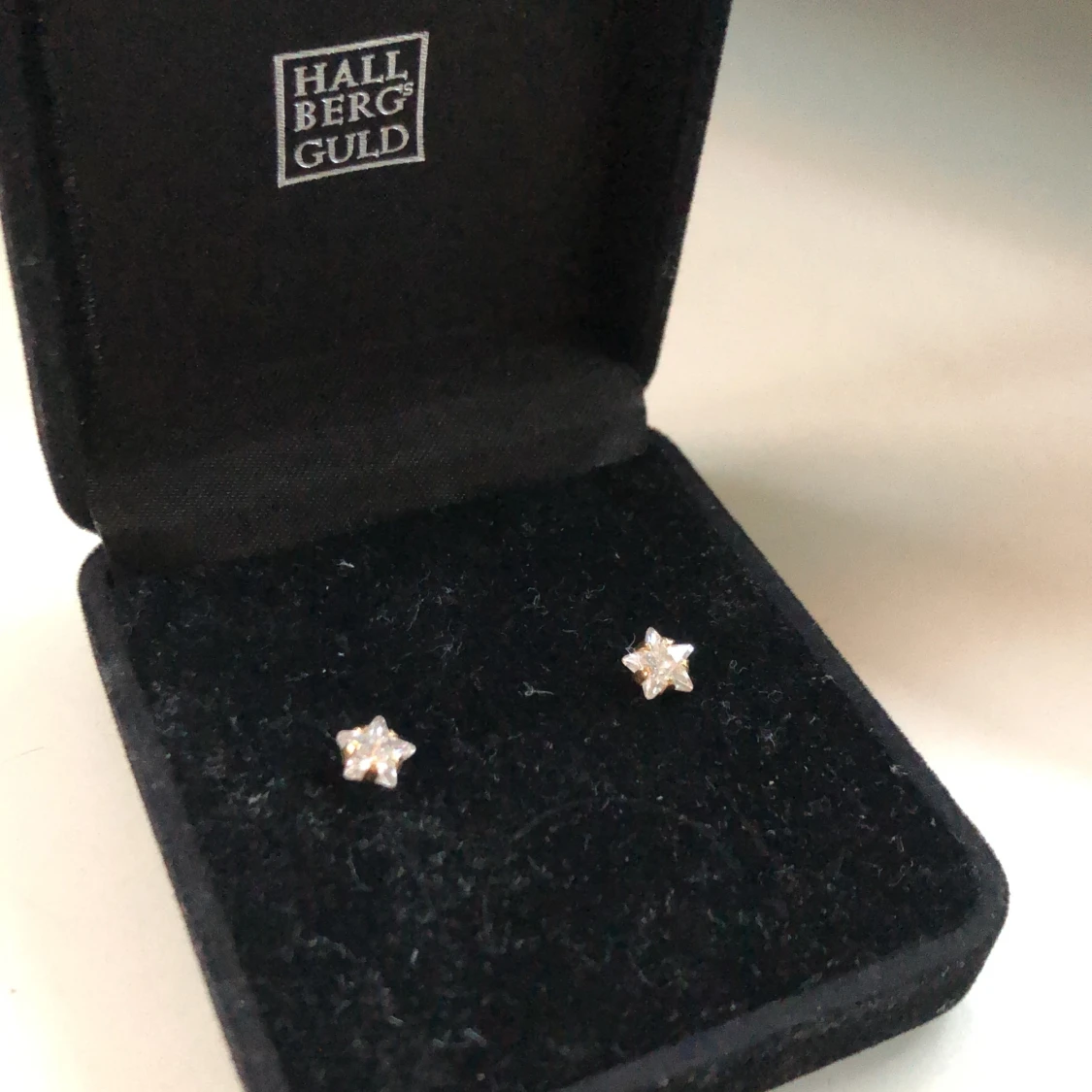 Oanvända kristallörhängen 