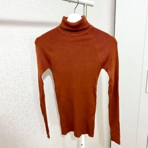 Ribbad polotröja - Ribbad polotröja från Gina Tricot. Väldigt tjock och fin material, passar perfekt till vintern. Aldrig använd, endast provad. 