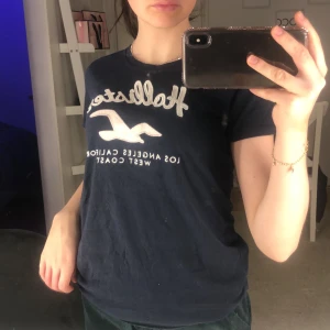 Hollistertröja - En marinblå hollister t-shirt i storlek xxs men passar på mig som brukar ha xs/s