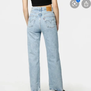 Ribcage straight ankle, Levis, W27 L29 - Säljer ni a assnygga jeans från Levis. Jag har tagit ner sömmen vid anklarna, som ni ser på bilden, då jag är 174 cm och ville ha dem lite längre. Mycket bra skick. 