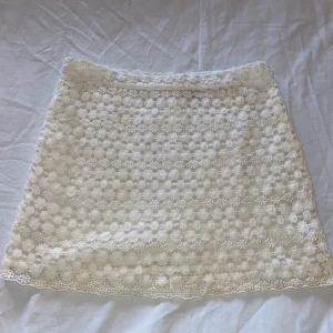 Kjol - Säljer min vita spetskjol som är i fint skick, inga defekter eller liknande! 💗
