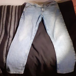 Ljusblå jeans Helt nya  - Helt nya använde dem en gång bara för att prova om de passade. Jätte bekväma. Har ett annat par exakt likadan modell fast storlek XL 