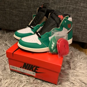 Ait Jordan 1 High Lucky Green - Höga Jordans i färgstilen Lucky Green! Ingår också röda och gröna skosnören. Helt nya, aldrig provade. Kan postas! 
