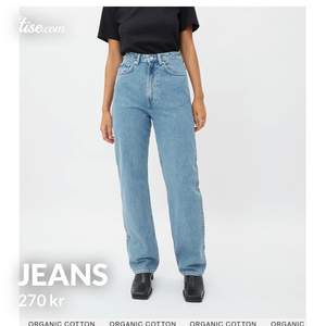 Svin snygga jeans från weekday i modellen Rowe. Storlek 24 och 30 i längden(24/30). Väldigt bra skick och sitter jättebra!! Frakt tillkommer på 65 kr eller mötas upp i Örebro❤️