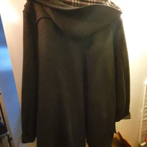 Duffel strl 58 - En mörkgrå duffel använd men har mest hängt i garderoben den är varm o fin saknar nedersta knappen men annars i kanon skick köparen står för frakten