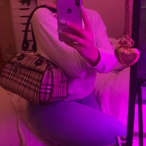 Burberry väska - En jätte fin Burberry väska! Köpt secondhand använd ca 2 ggr. Bra skick tror inte det är äkta. Kontakta för att köpa eller för fler bilder! 💞👜🤩🦋 